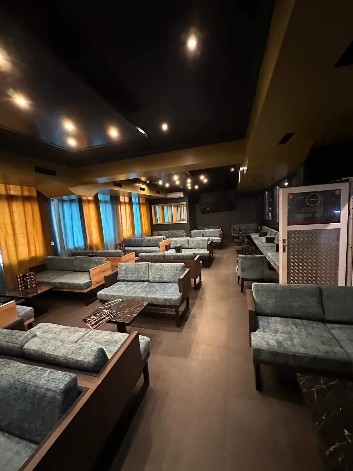 Salle après travaux, aménagée et éclairée