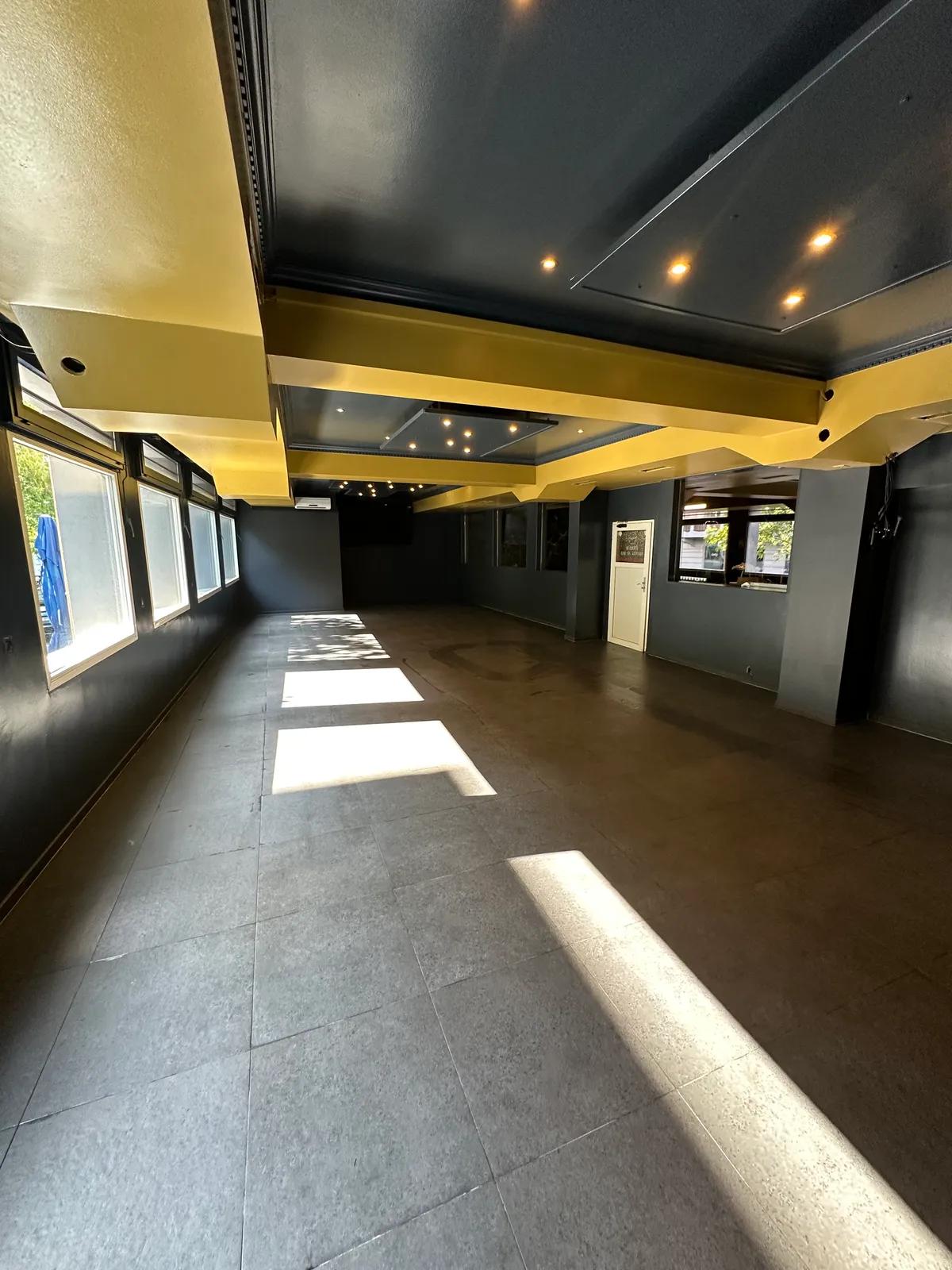 Salle avant aménagement, sols et murs nus