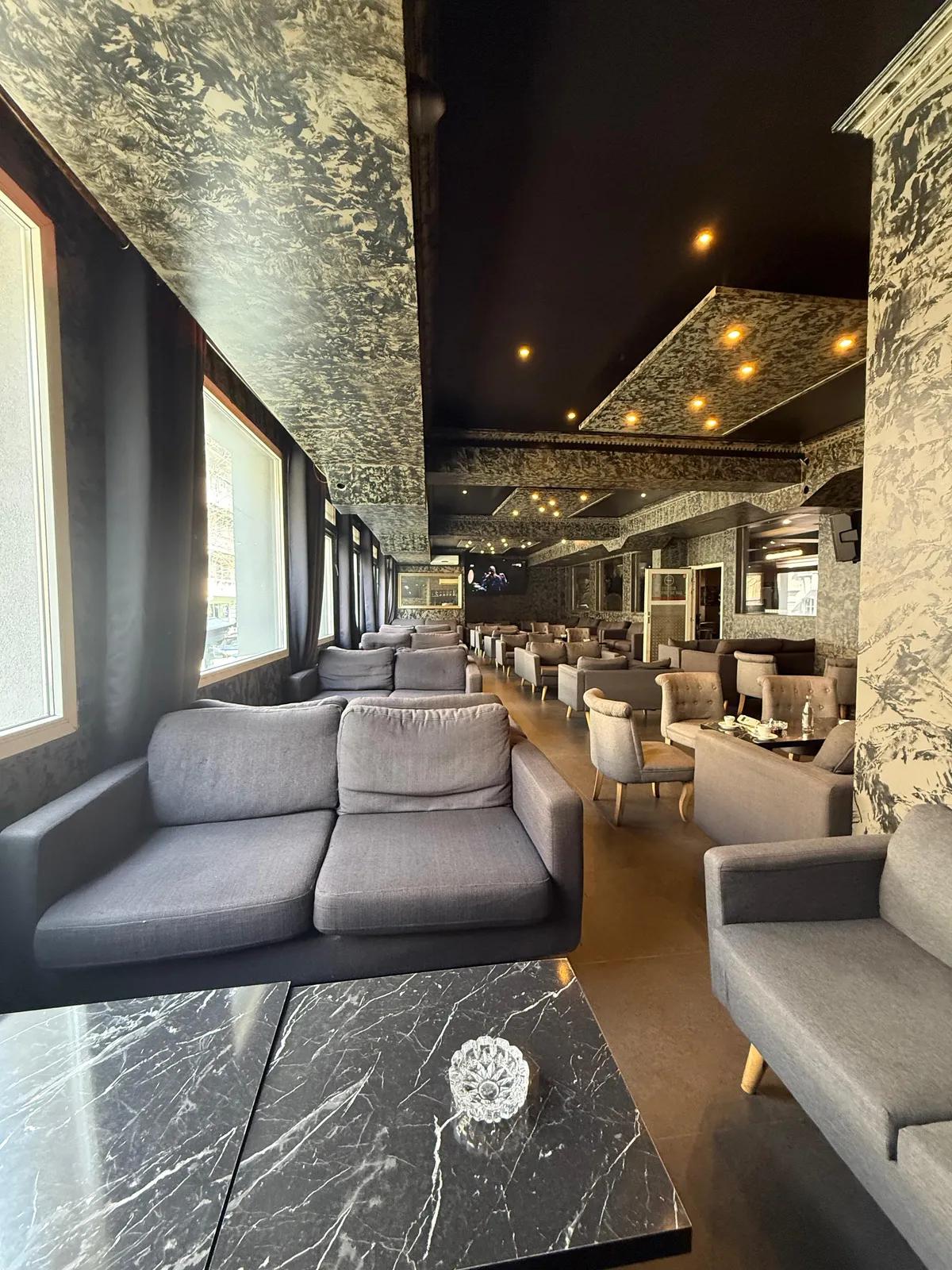 Salle terminée, banquettes et plafond sombre