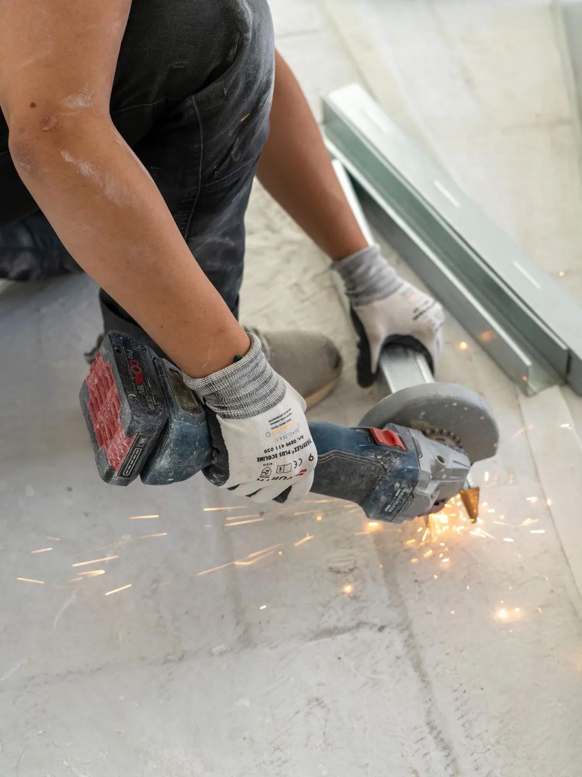 Découpe d'un profilé métallique sur le chantier