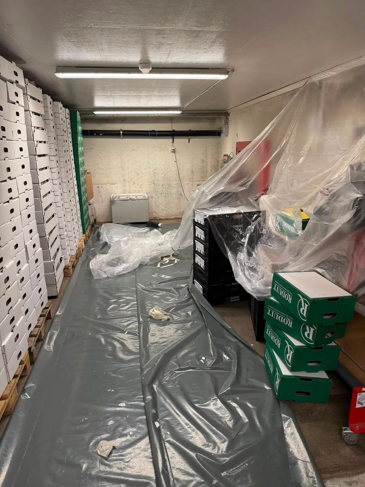 Protections en place autour du stock pendant les travaux